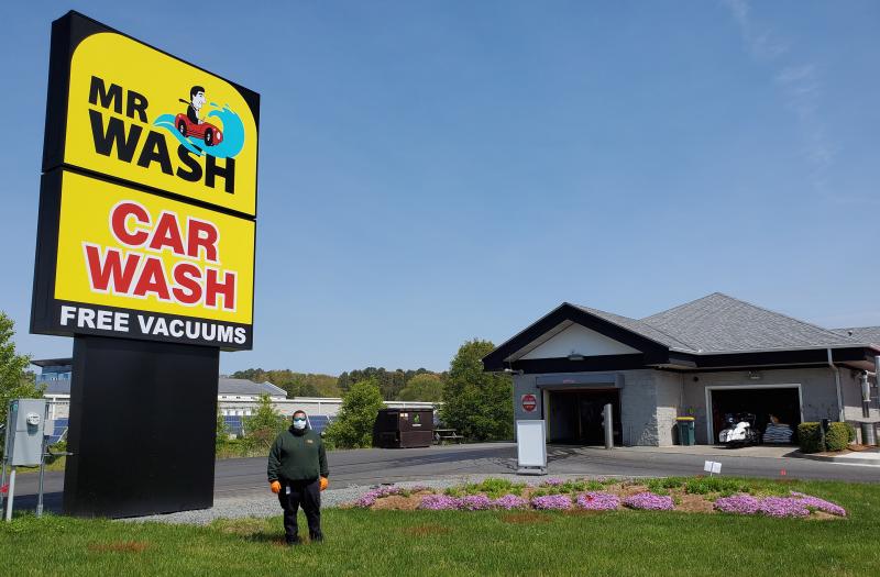Ariel Gonzalez, Mr. Wash Car Wash manager, swears he’s smiling under his mask. He should be – the business is giving healthcare and emergency service personnel free car washes through the duration of the COVID-19 crisis. CHRIS FLOOD PHOTO